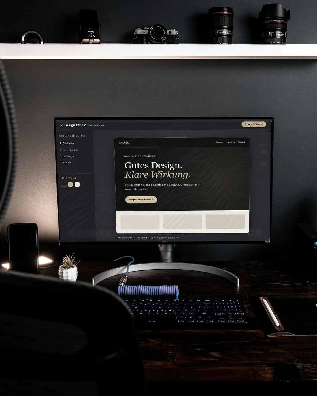 Modernes Studio mit Websitegestaltung am Bildschirm, ohne Personen