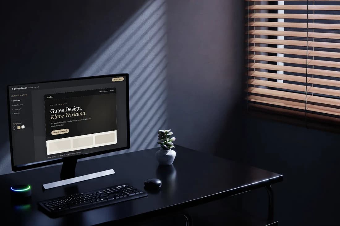 Beispielhafter Webdesign-Entwurf auf einem Monitor an einem leeren Arbeitsplatz