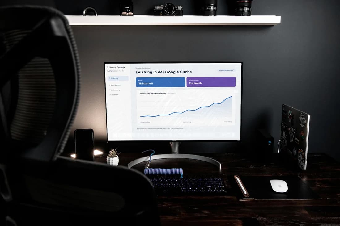 Google Search Console als illustrative Beispielansicht auf einem Monitor, keine echten Kundendaten