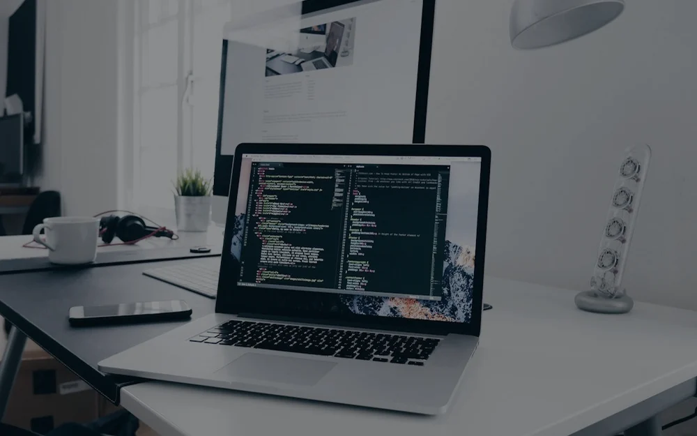 Foto eines Laptops mit Softwareentwicklung auf dem Bildschirm