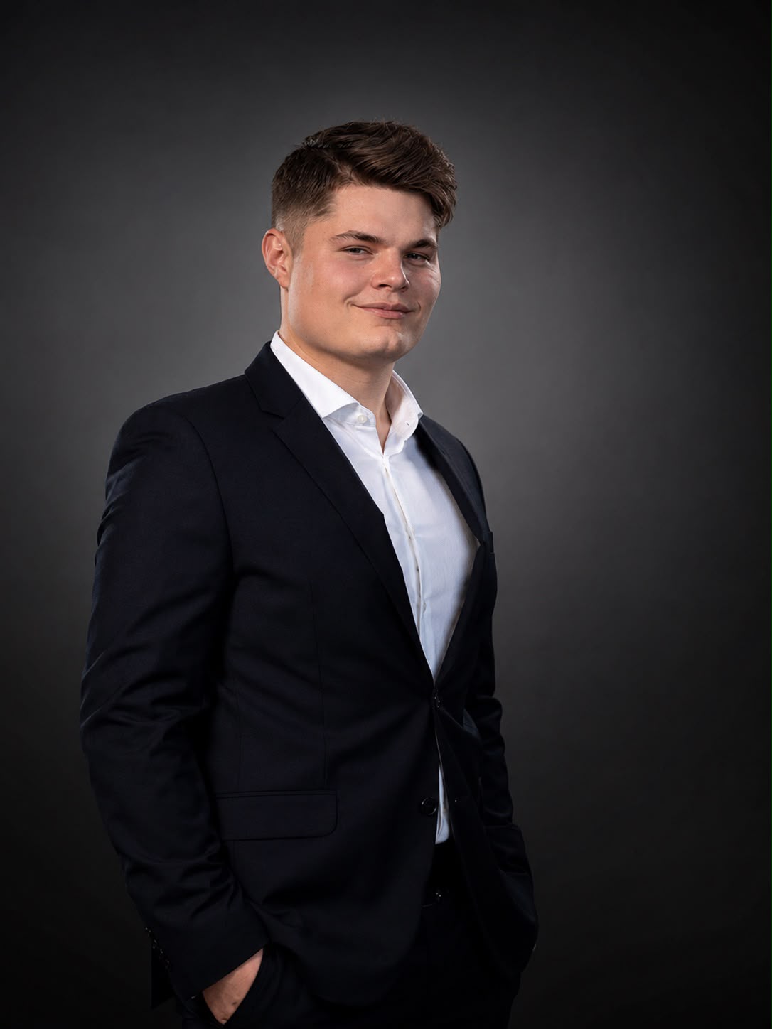 Marco Hilburger, Gründer von Hunter & Closer in Passau, im schwarzen Anzug und weißen Hemd